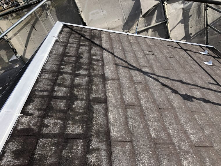屋根の下塗り｜鉄部はスーパーザウルスで錆止め、カラーベストは浸透型Ｍシーラーで