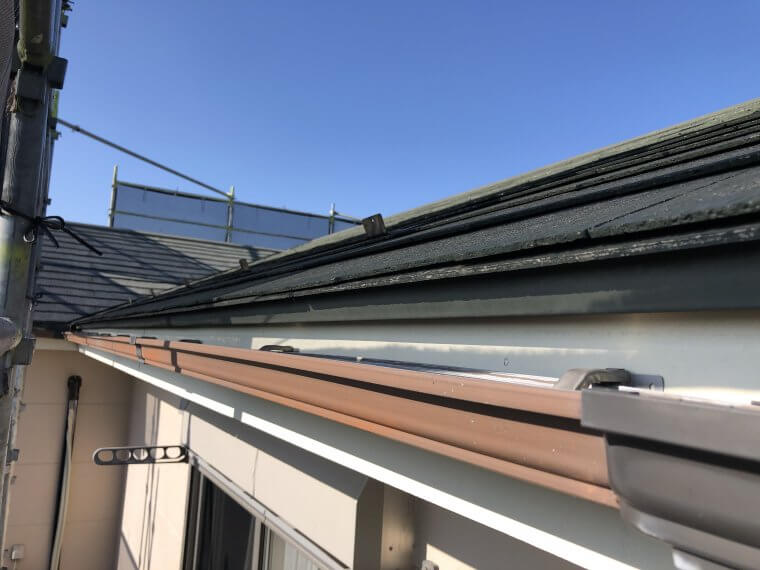カラーベストの屋根の下地処理。塗膜の剥離を防ぐには高圧洗浄が大切