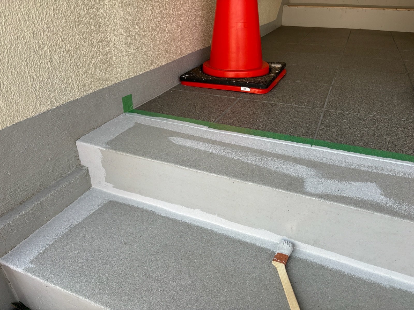IP速乾フロアを使用して床面上塗りを施工していきます