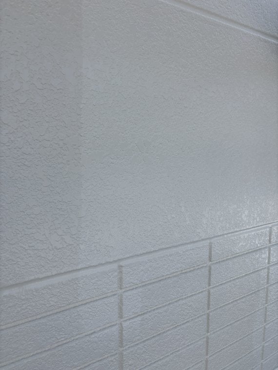 色が濃く見えているのが上塗りした後