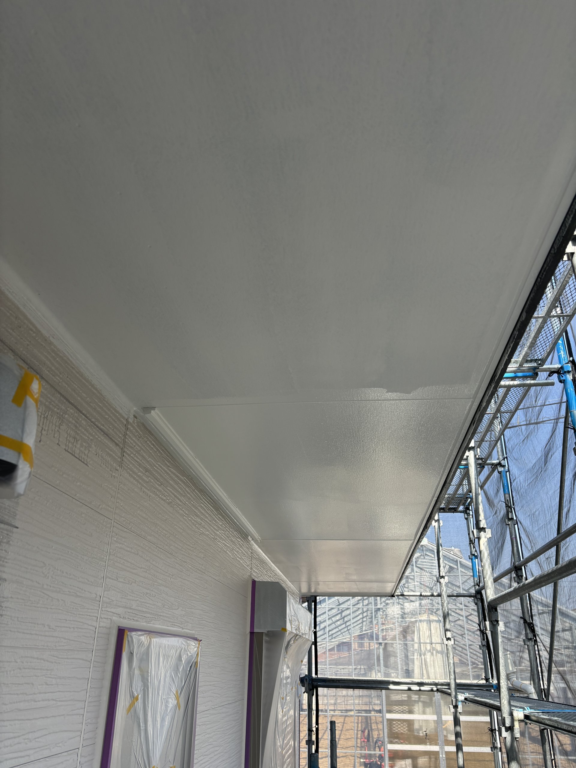 アレスダイナミックノキエで軒天を仕上げ　アレスダイナミックシーラーマイルドで外壁の下塗りを進めます
