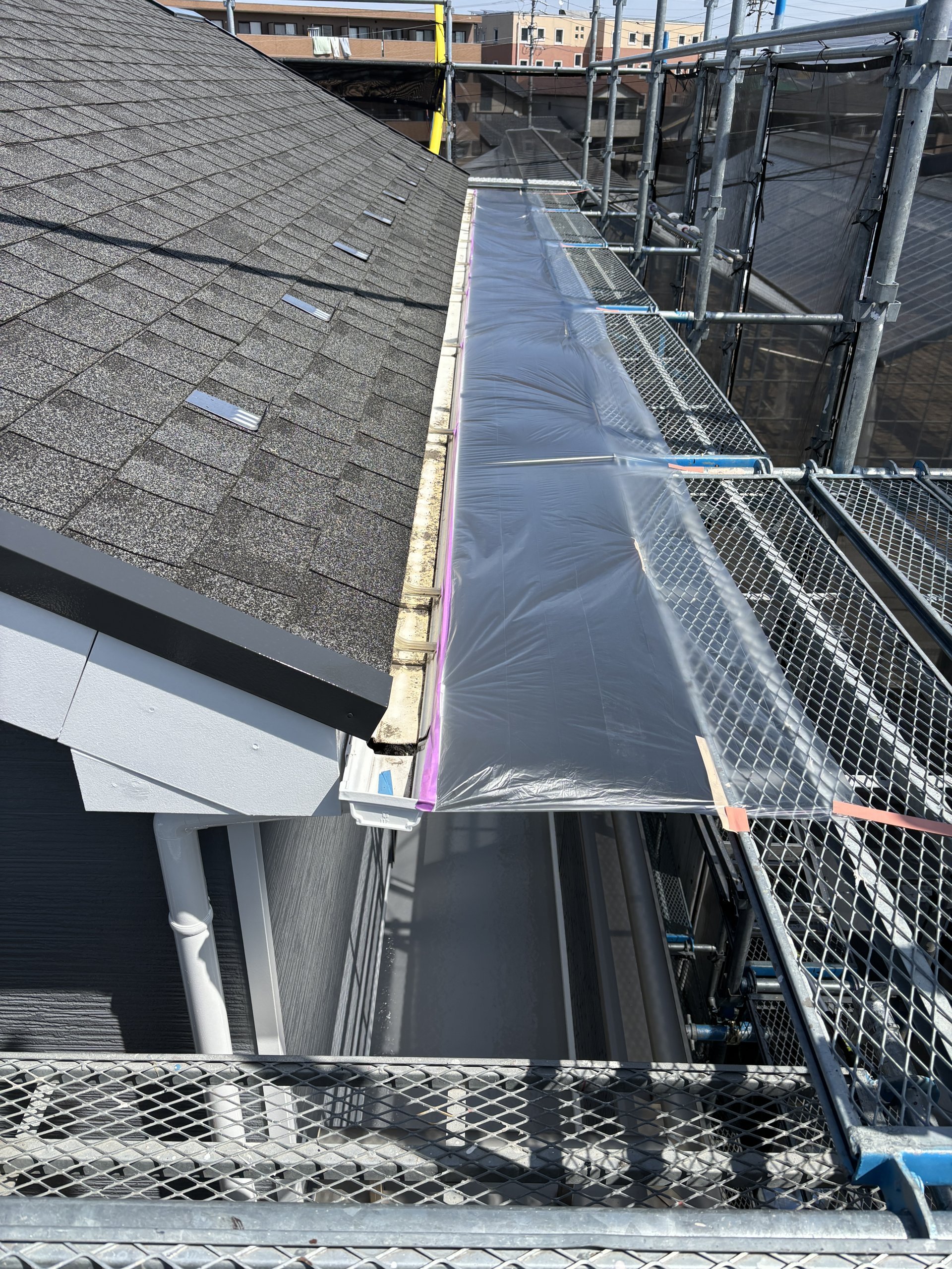 アスファルトシングル屋根の、ベランダ防水工事を行います