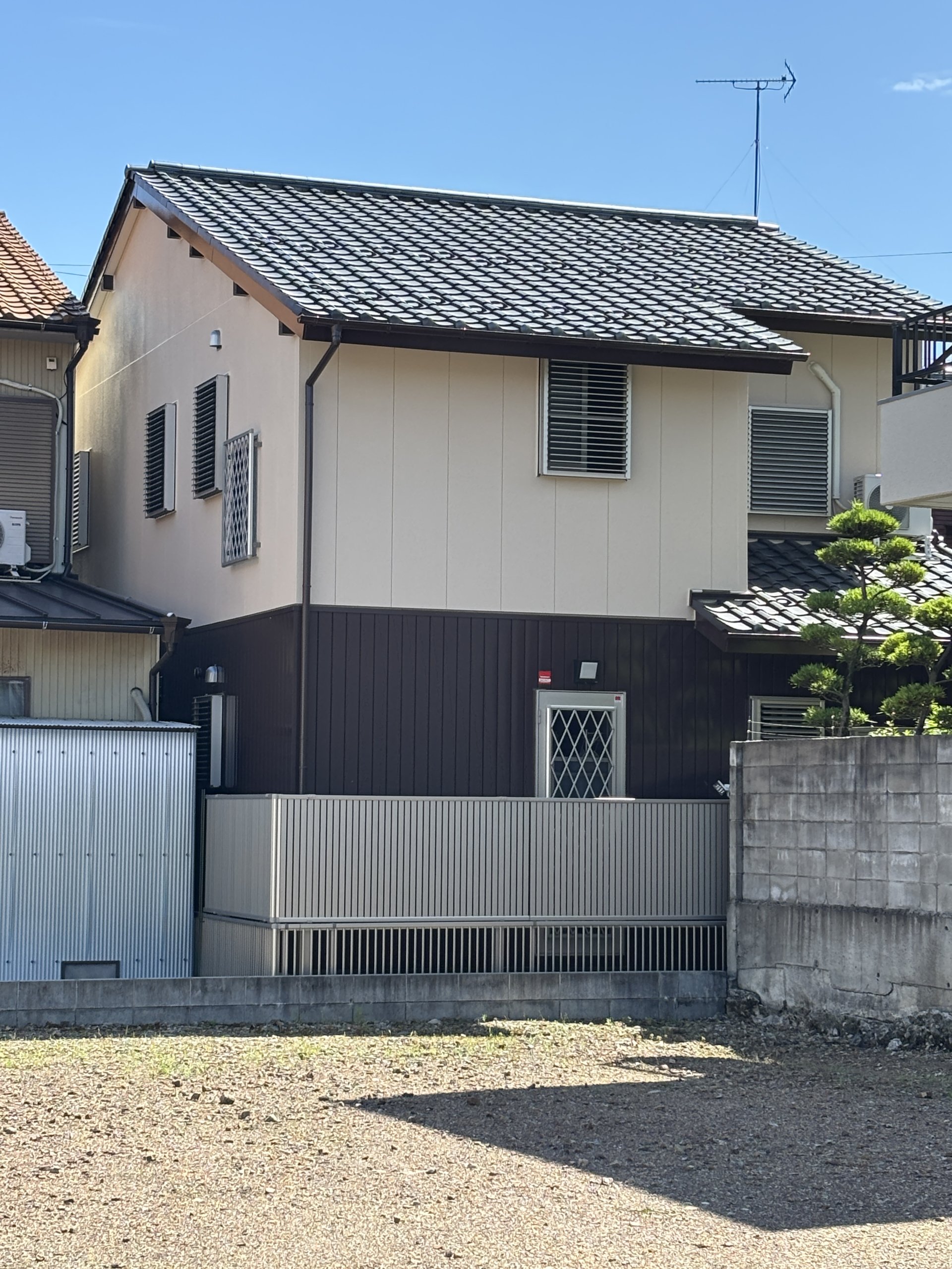 岐阜市の施工事例「築19年、色褪せと雨漏りから2色へ」の施工後