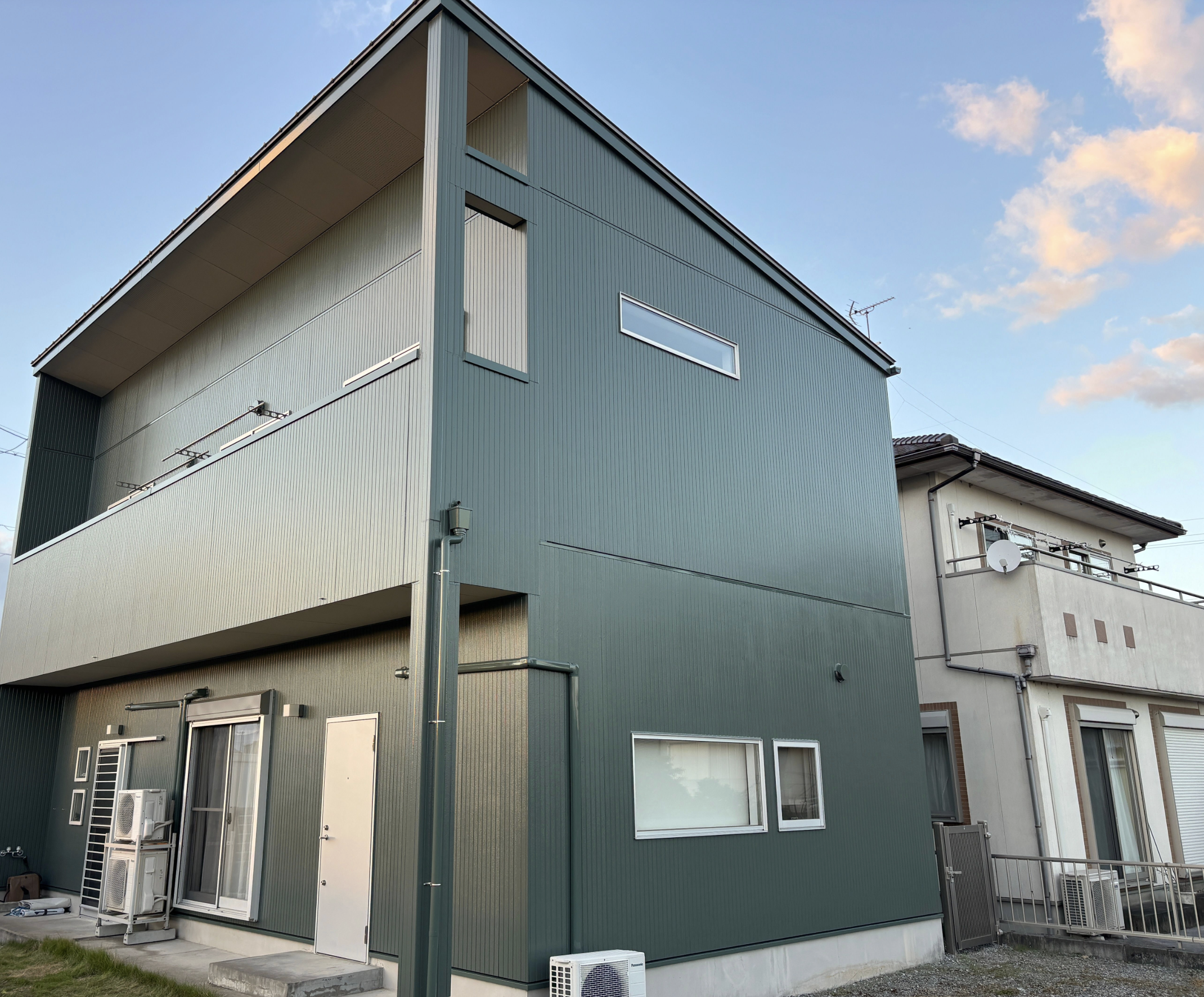 岐阜市の施工事例「はがれとヒビを補修して、グレー系へ」の施工後