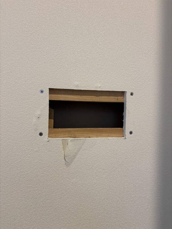 壊れてしまった部分を撤去して新しい下地を取り付けます