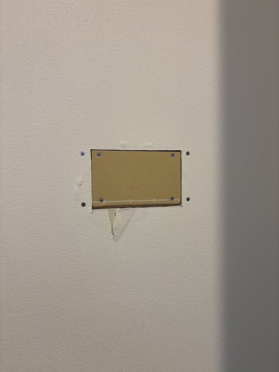 取り付けた下地にPB（プラスターボード）を新たに取り付けます