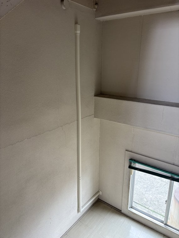 給水管の漏水に伴い新設にて給水管の取り付けをしました ビフォー