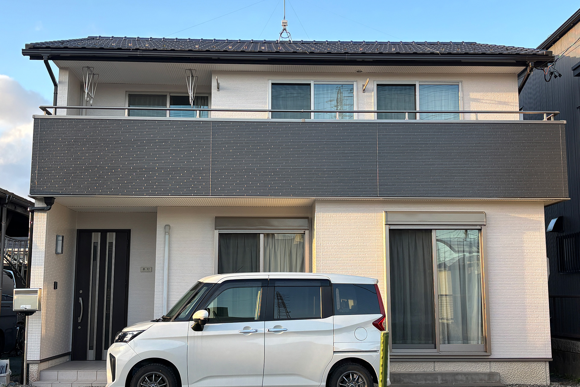 岐阜市の施工事例「築15年、コーキングのはがれからツートンへ」の施工後