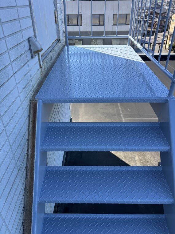 岐阜県岐阜市　企業様　鉄骨階段　中塗り　２日目